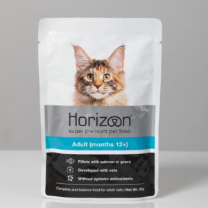 מזון לחתולים מבית Horizon, באיכות גבוהה עם פילה סלמון ברוטב, תזונה מלאה לחתולים בוגרים.